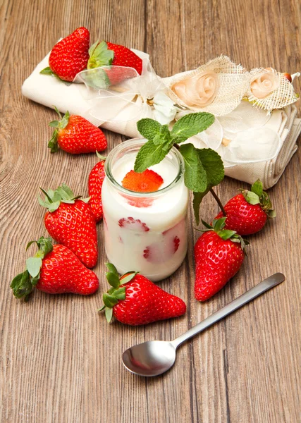 Yogurt with strawberry — Stock Photo, Image