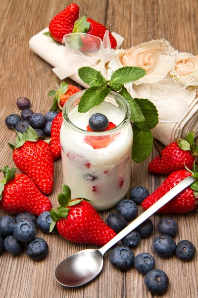 Yogurt with berries — Stock Photo, Image