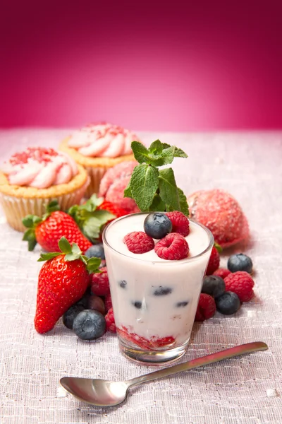 酸奶的浆果和蛋糕 — 图库照片
