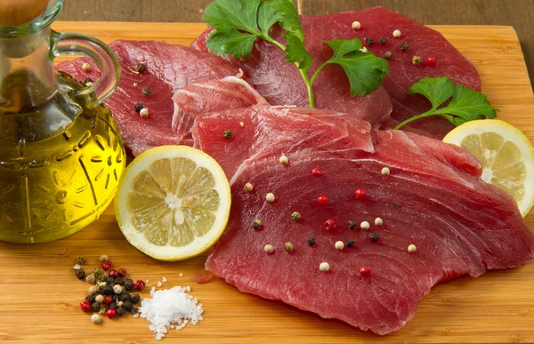 Filet świeży tuńczyk — Zdjęcie stockowe