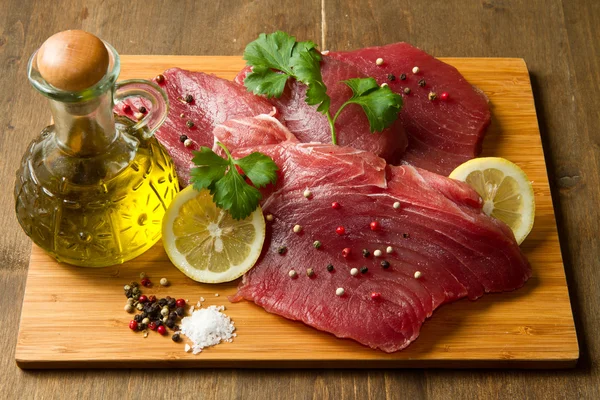 Bélszín, friss tonhal — Stock Fotó