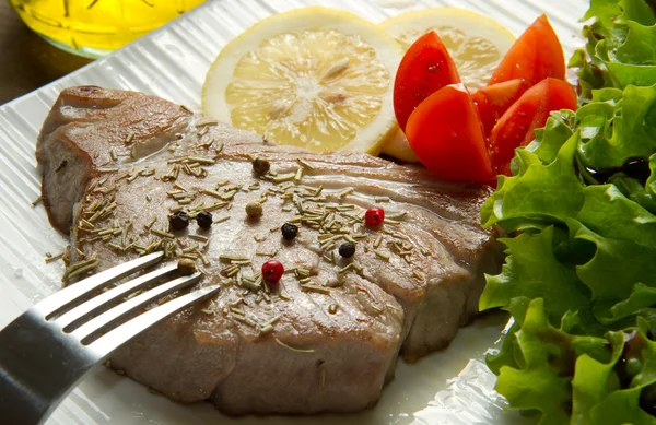 Filet z tuńczyka z sałatką — Zdjęcie stockowe