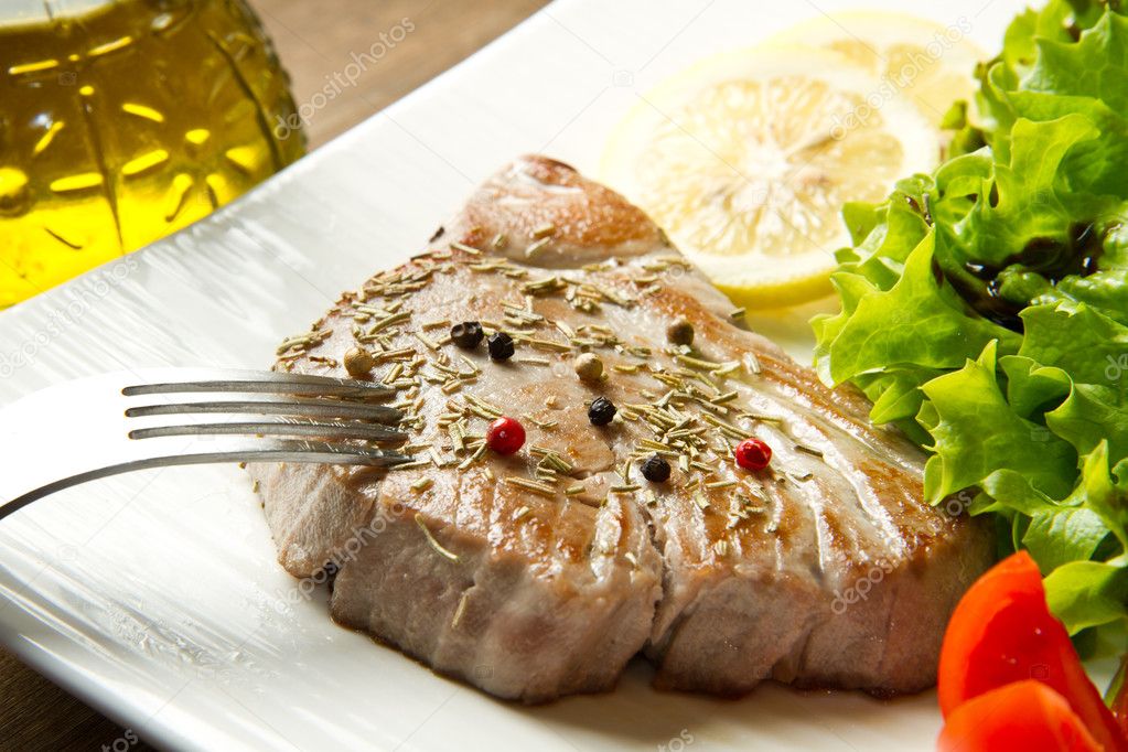 Tuna filet with salad