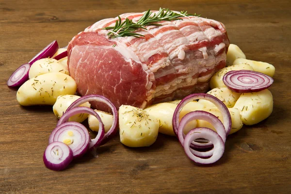 Vers gebraden kalfsvlees met rozemarijn en aardappelen — Stockfoto