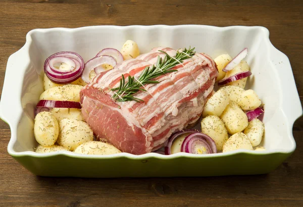 Čerstvé telecí pečeně s rozmarýnem a brambory — Stock fotografie
