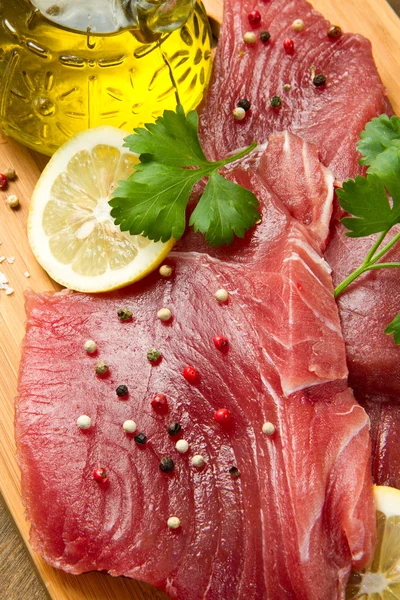 Bélszín, friss tonhal — Stock Fotó