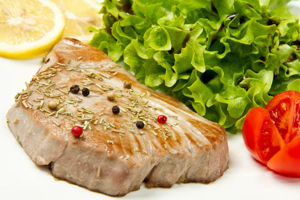 Tunfiskfilet med salat – stockfoto