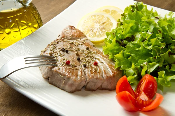 Filet z tuňáka se salátem — Stock fotografie