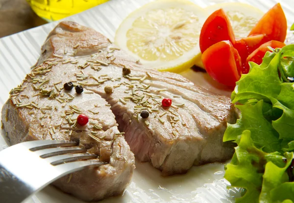 Tuna filet with salad — Stock Photo, Image