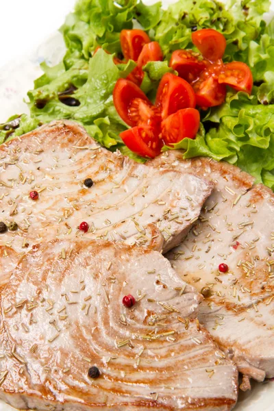 Tunfiskfilet med salat – stockfoto