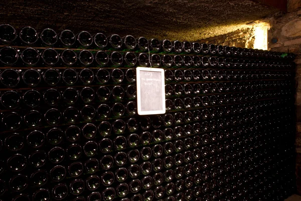 Halmozott fel palack bort a pincében — Stock Fotó