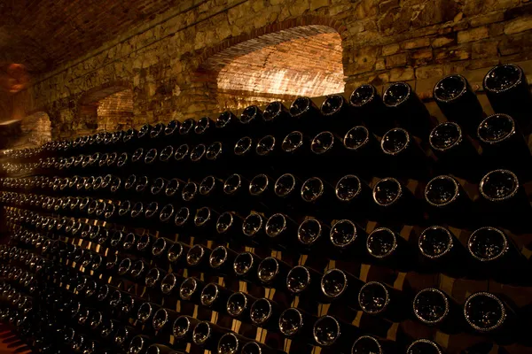Staplat upp vinflaskor i källaren — Stockfoto