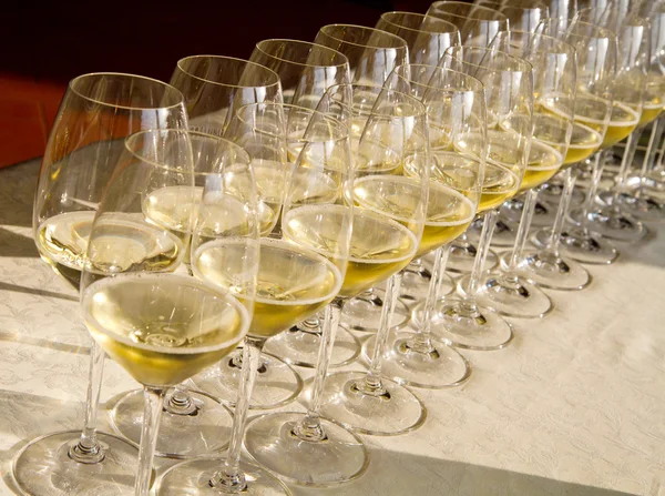 Ряд бокалов для вина — стоковое фото