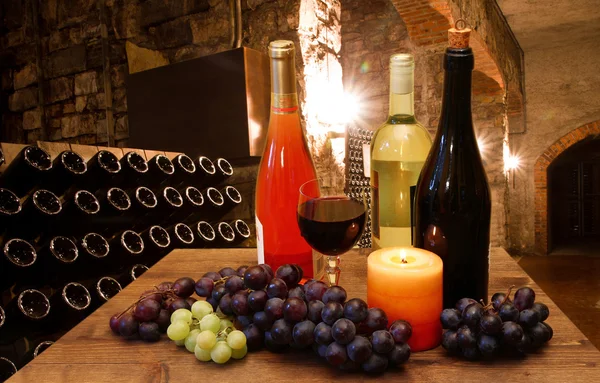 Sklenice vína ve sklepě — Stock fotografie