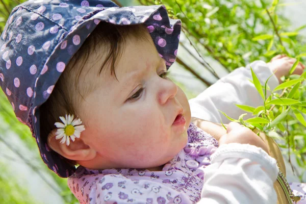 Bebê brincando com lâmina de grama — Fotografia de Stock