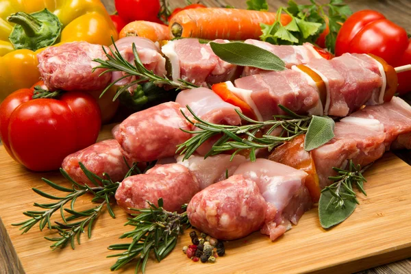 Espetos de carne e pimenta — Fotografia de Stock