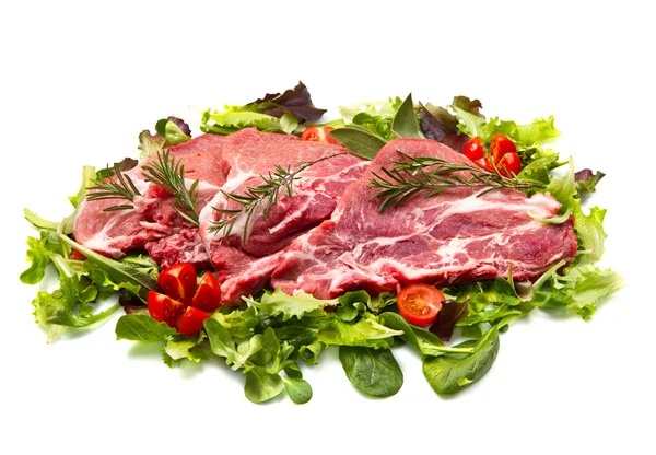 Skivad rå kött med sallad — Stockfoto