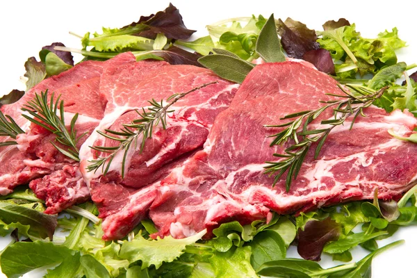 Skivad rå kött med sallad — Stockfoto