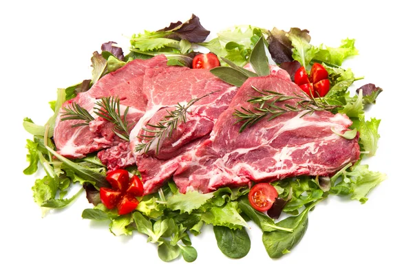 Skiveskåret råt kød med salat - Stock-foto