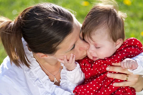 Mamma kysser baby — Stockfoto