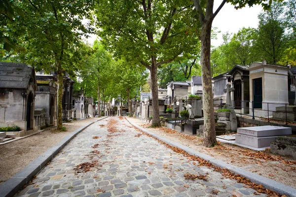 Arnavut kaldırımlı sokakta, pere lachaise mezarlığı — Stok fotoğraf