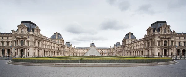 Louvre Múzeum - elülső kilátás — Stock Fotó