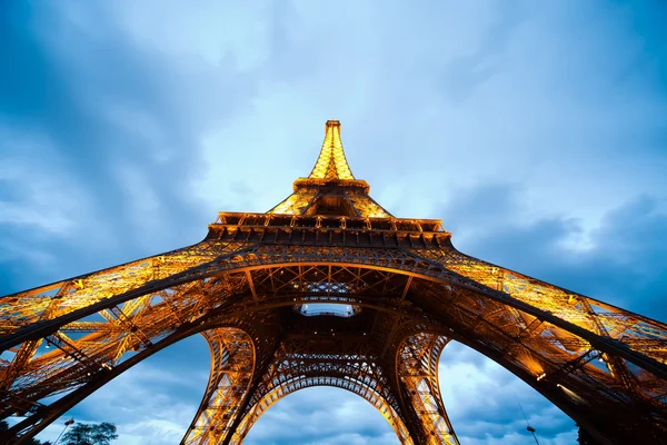 Eiffelturm am Abend lizenzfreie Stockbilder