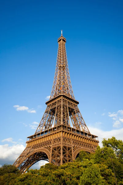 Πύργος του Άιφελ κατά τη διάρκεια της ημέρας. Παρίσι, Γαλλία — Φωτογραφία Αρχείου