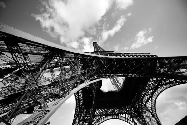 Wieża Eiffla z dołu. Paris, Francja — Zdjęcie stockowe