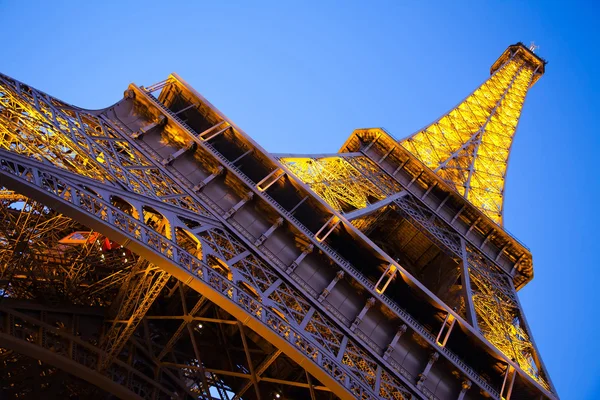 황혼에 아래쪽에서 에펠 타워입니다. 파리, 프랑스 — 스톡 사진