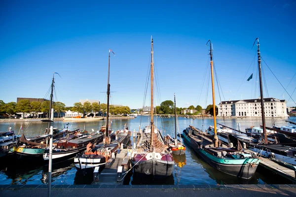 Stary łodzie na brzegu kanału w Amsterdamie — Zdjęcie stockowe
