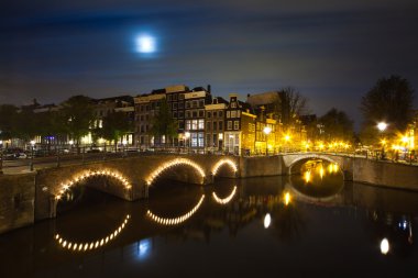 Amsterdam kanal üzerinde gece panorama