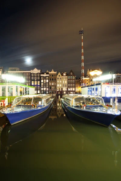 Amsterdam à noite - cais de barco de excursão perto da rua Damrac — Fotografia de Stock