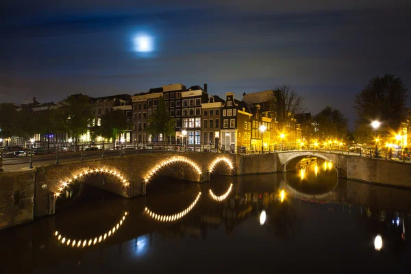 Amsterdamse gracht op nacht panorama — Stockfoto