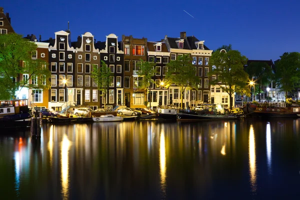 Πολύχρωμα σπίτια στο Άμστερνταμ το βράδυ — Φωτογραφία Αρχείου