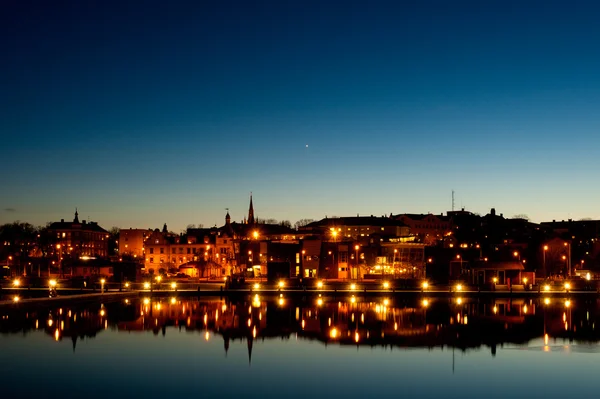 El puerto y la ciudad de Oskarshamn en Suecia por la noche Imagen de archivo