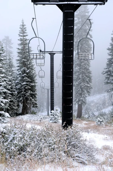 Régi elhagyott Ski Lift — Stock Fotó