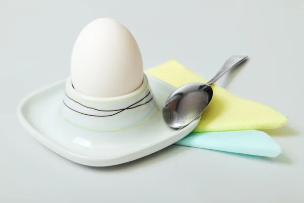 Ein Ei im Eierbecher — Stockfoto