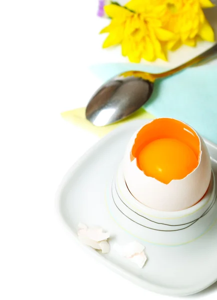 在 eggcup 中的蛋 — 图库照片