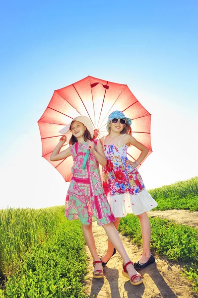 在雨伞下的两个女孩 — 图库照片