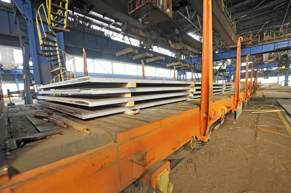 Náklad ocelového plechu na železnici — Stock fotografie