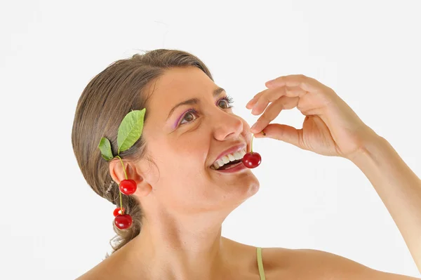 Mulher comendo cereja — Fotografia de Stock