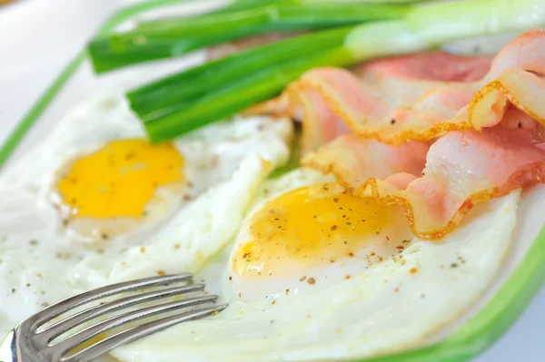 Desayuno con tocino y huevos fritos — Foto de Stock