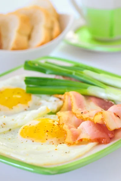 Frukost med bacon och stekt ägg — Stockfoto