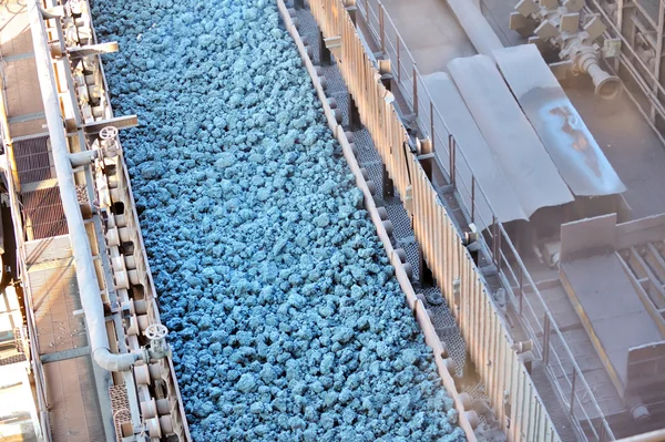 Hot ore on conveyor — Stock Photo, Image