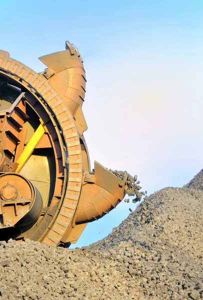斗轮挖掘机挖褐煤 — 图库照片