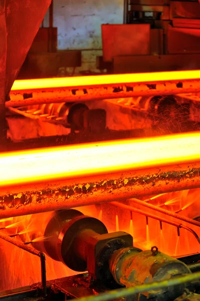 Горячая сталь на конвейере — стоковое фото