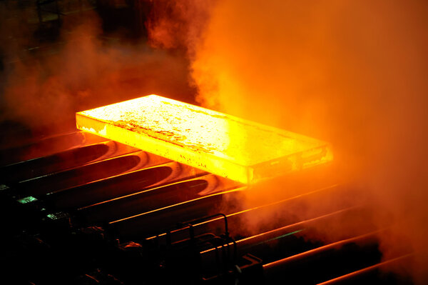 горячая сталь на конвейере
