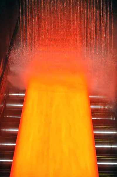 Охолодження гарячої сталевої пластини — стокове фото