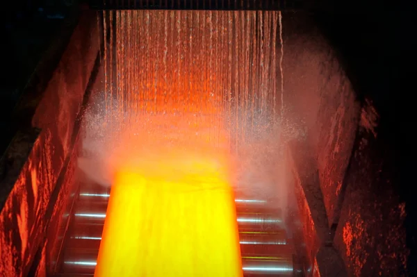 Охолодження гарячої сталевої пластини — стокове фото